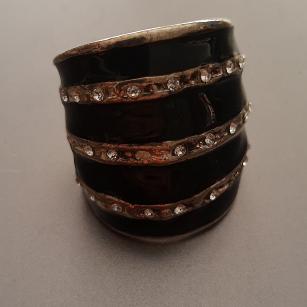 Sz 7/8 Black/silver-colored ring w clear stones